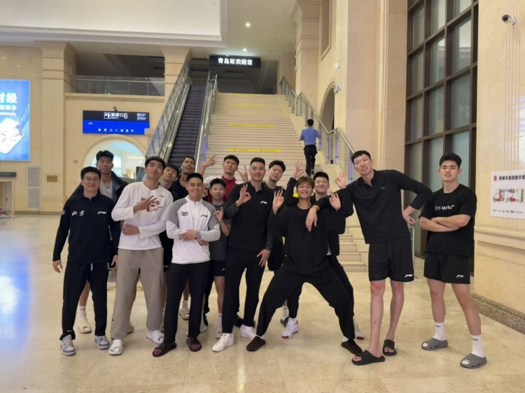 翟晓川晒北京队完成体测合照!媒体人:没有曾凡博是因为他免测