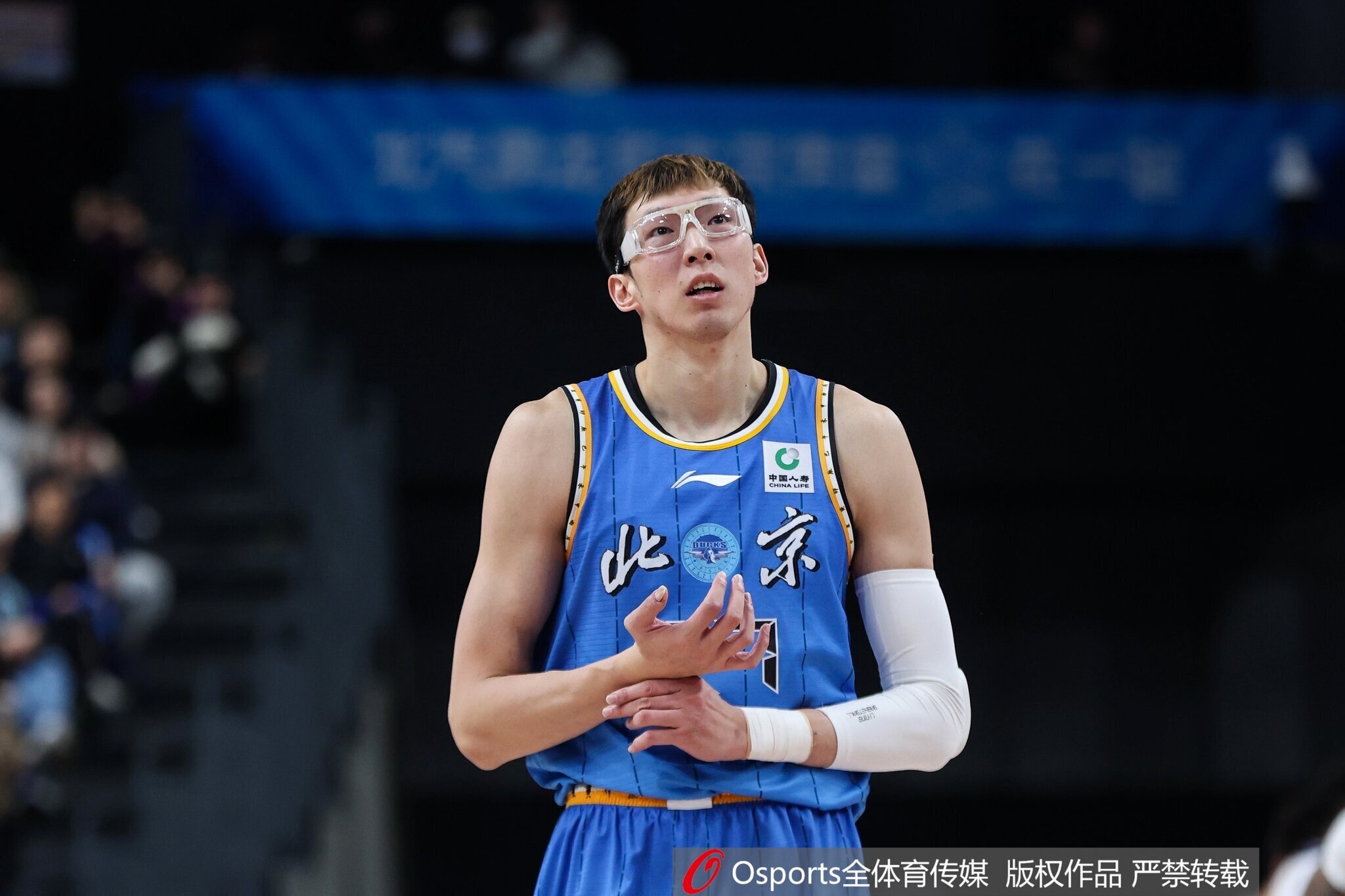 CBA季前赛正式打响!京媒:周琦会在今天与北京男篮会合