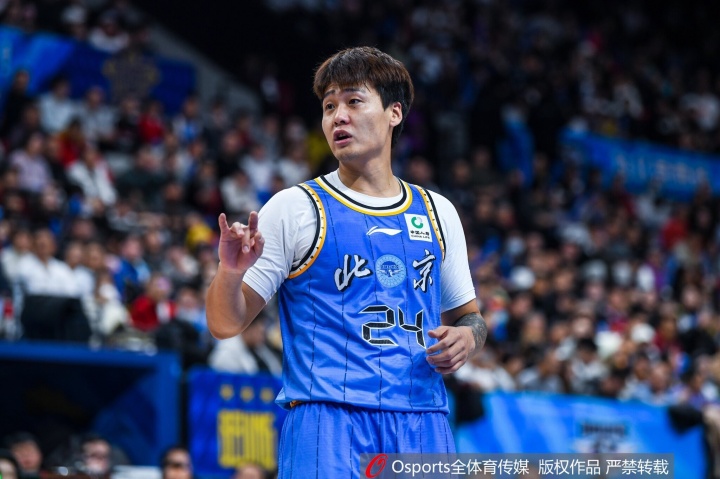 媒体人:周琦缺阵 赵睿跟其他队友比较难打出流畅的挡拆配合