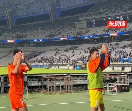 有情有义！申花旧将费尔南多、鲍亚雄来到主队球迷看台谢场