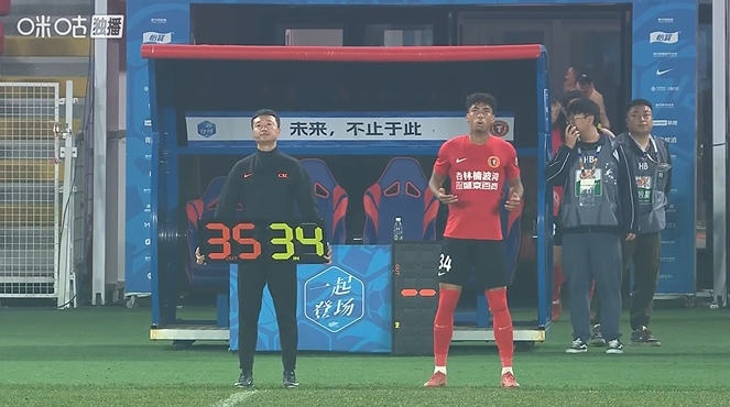铁人半场换人调整,18岁张洪福替补登场,换下李浩然