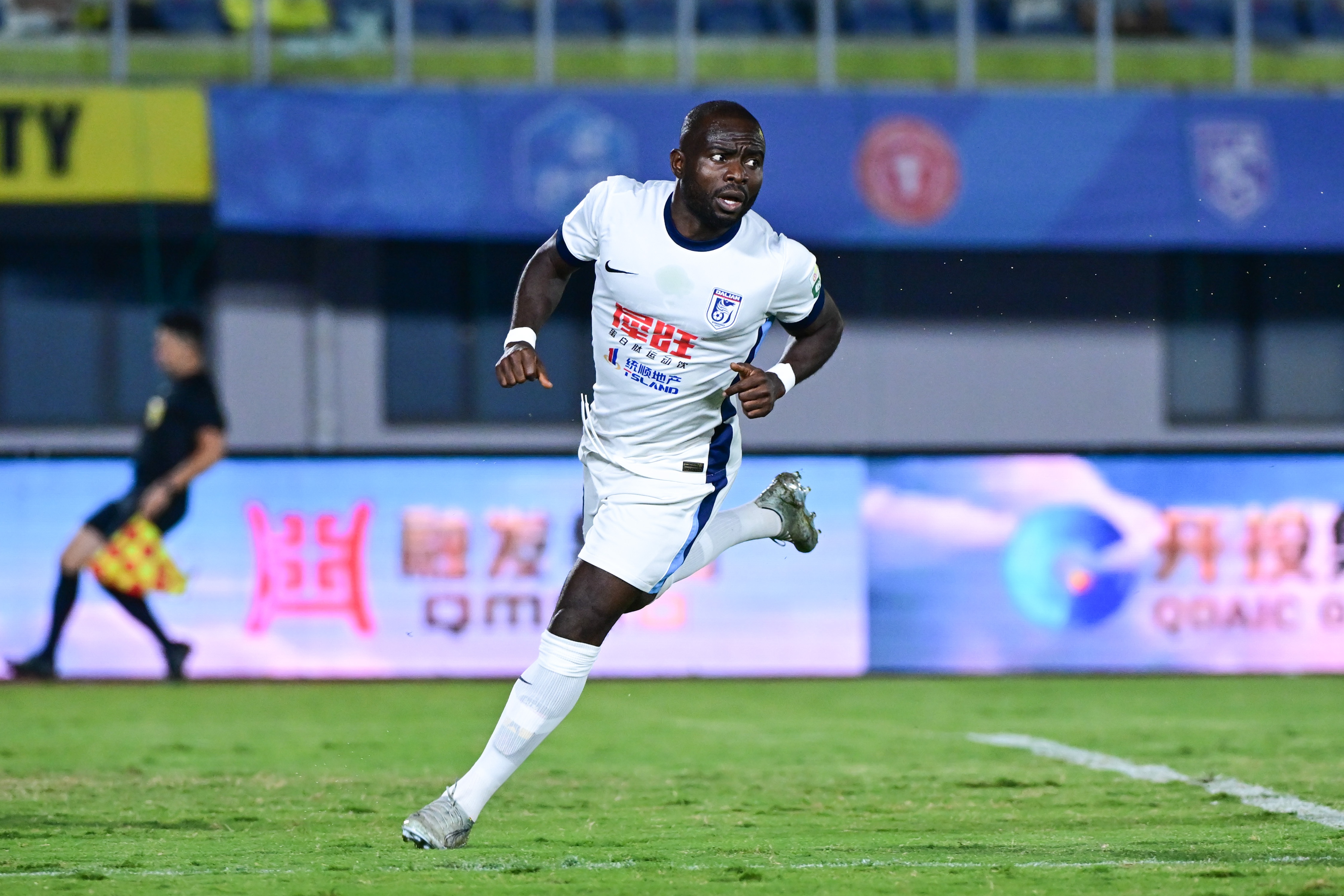 客场4-0大胜!大连英博队史首次战胜青岛西海岸 此前三次交手全败