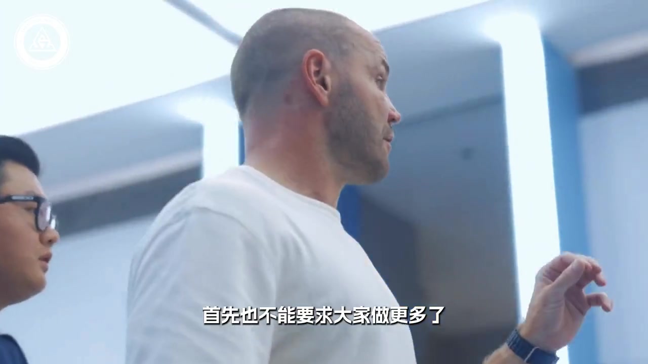 中场休息,更衣室里主教练坚定的声音,为下半场逆转注入了强心剂