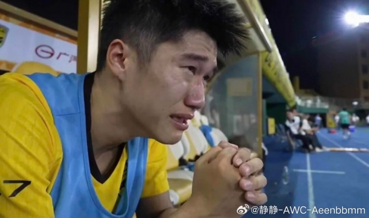 从见证广州队解散到助广州豹冲超!博主:侯煜在替补席流下男儿泪