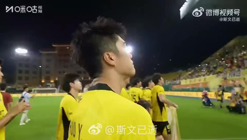 从未放弃心中的理想!广州豹冲超成功后,全场齐唱《海阔天空》