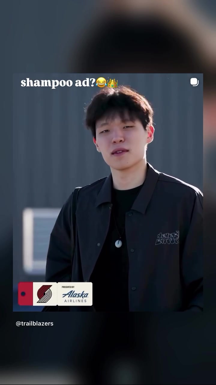 头发飘逸！杨瀚森女友晒小杨登机视频：这是洗发水广告吗😂👑