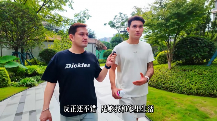 摩托比车贵！拜合拉木谈收入：不能说，够家里生活，也给公益捐款