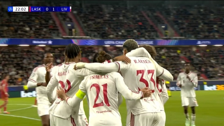 利物浦1-0领先！阿劳霍破门打入红军生涯首球，齐米卡斯角球助攻