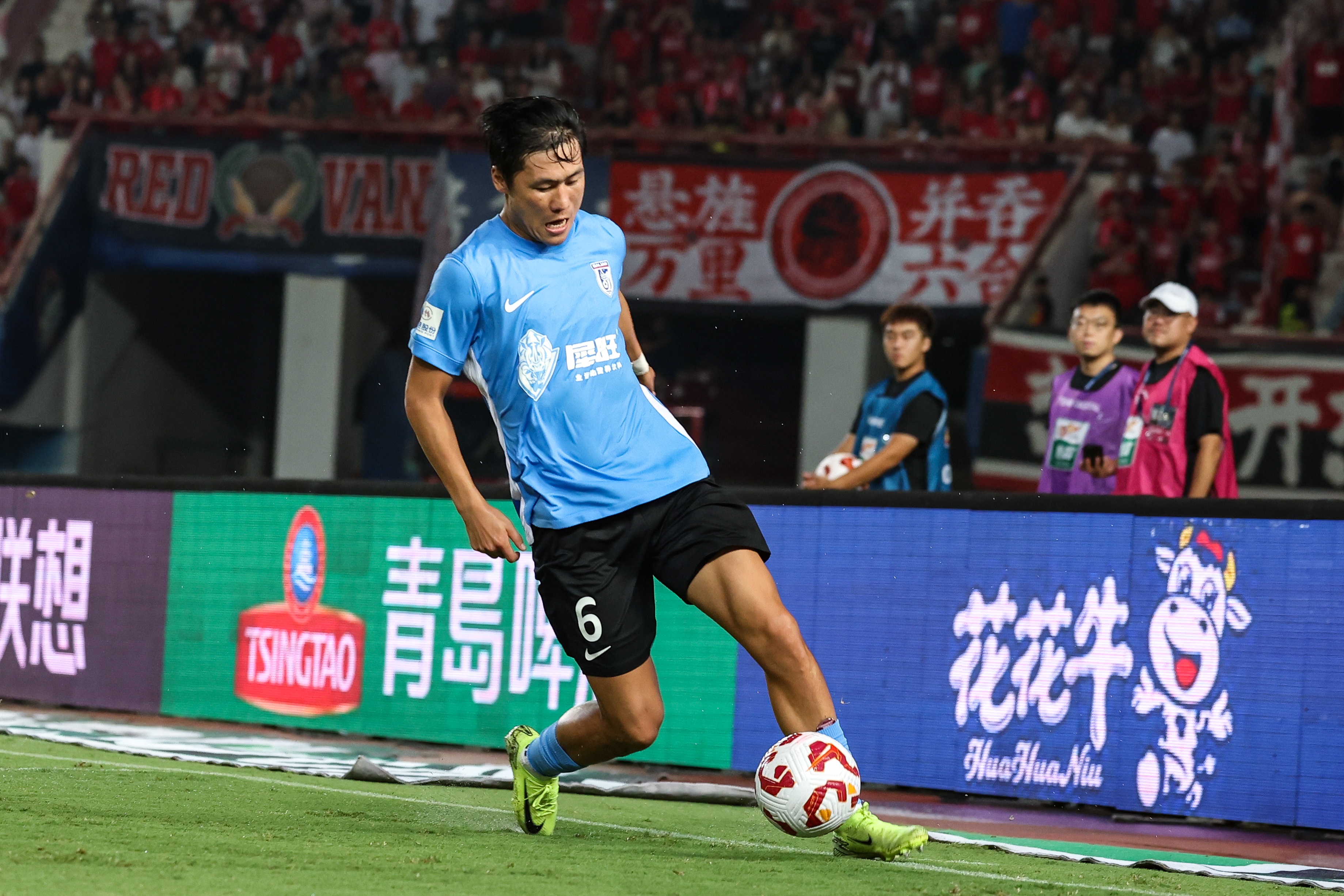博主：大连英博今天下午出征成都，毕津浩受伤宋岳有望首发